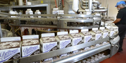 Nhà máy sữa của Vinamilk tại Mỹ ủng hộ 23.000 lít sữa cho người dân khó khăn trong đại dịch Covid-19