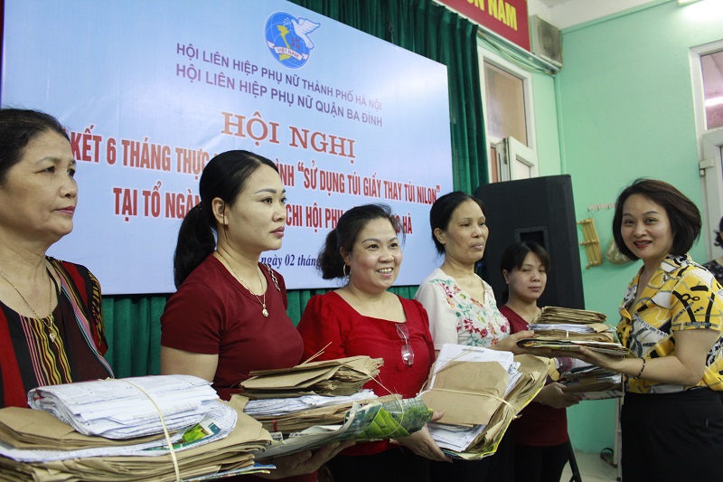 Hội LHPN quận Ba Đình: Hiệu quả từ mô hình “Sử dụng túi giấy thay túi nilon”
