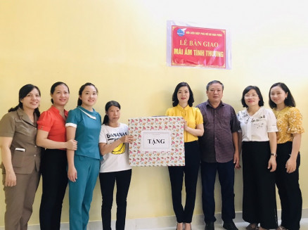 Hội LHPN huyện Thanh Trì bàn giao “Mái ấm tình thương” cho hội viên phụ nữ xã Vạn Phúc