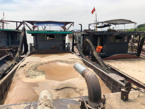 Bắt 3 tàu khai thac cát trái phép trên sông Hồng