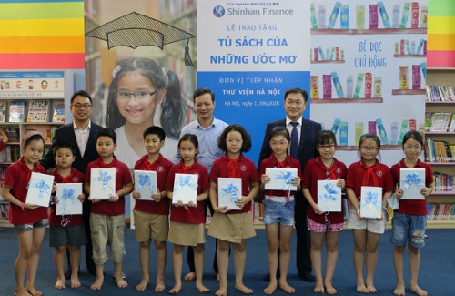 Shinhan Finance trao tặng “Tủ sách của những ước mơ” cho Thư viện Hà Nội
