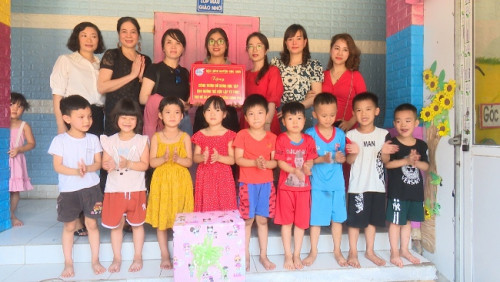 Hội LHPN huyện Sóc Sơn tặng quà trẻ em có hoàn cảnh khó khăn và nhóm trẻ tư thục độc lập